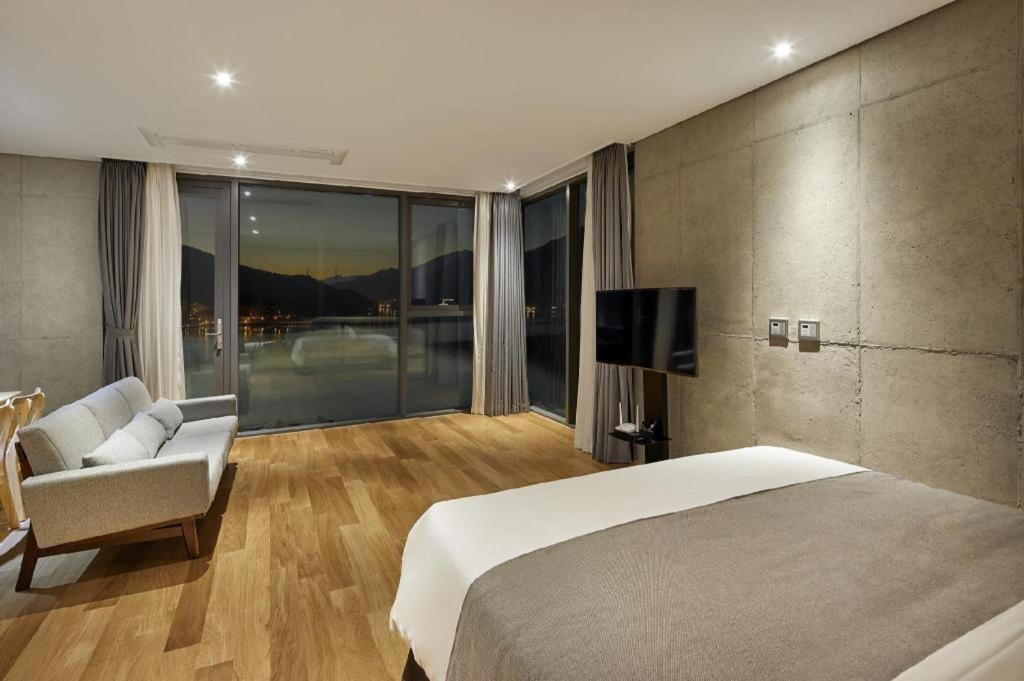 Hotel Haus 加平 外观 照片